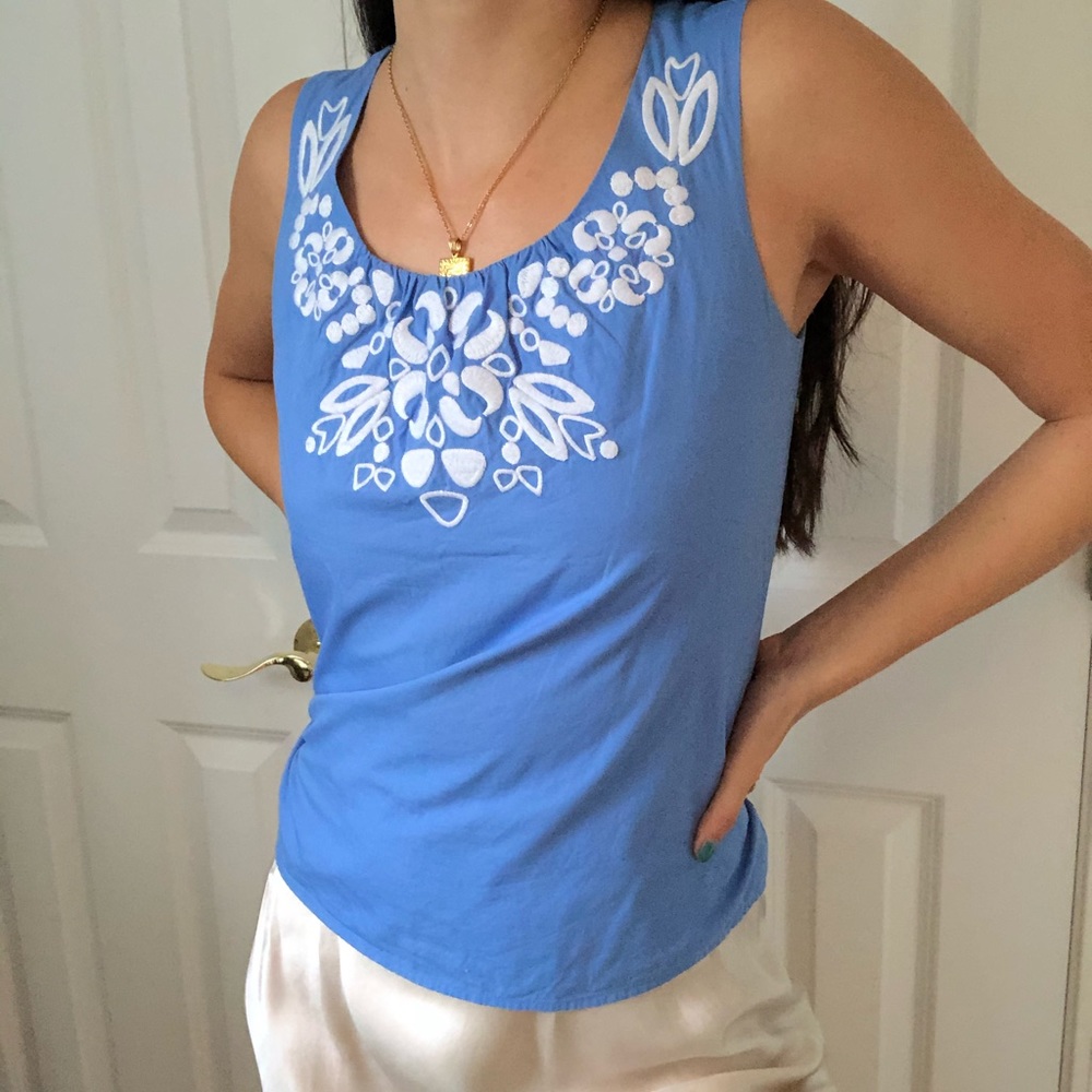 VINTAGE BLUE VV TOP WITH WHITE FLOWERS